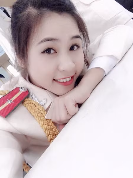 Vốn là học sinh giỏi, từng đạt nhiều thành tích với giải nhì kỳ thi học sinh giỏi toán và văn học cấp tỉnh nên Hằng dễ dàng vượt qua thử thách của kì thi đại học để trở thành học viên của HV Cảnh sát nhân dân.