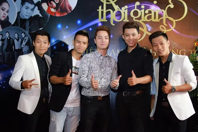 Nhóm O Plus chụp ảnh cùng Đăng Khôi. Đêm nhạc sẽ diễn ra vào 27/8 tại Hà Nội.