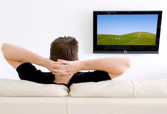 2. Say sưa xem tivi. 1-2 giờ đồng hồ ngồi xem tivi có thể là cách thư giãn tốt để thảnh thơi đầu óc sau một ngày làm việc căng thẳng. Tuy nhiên, việc dồn quá nhiều thời gian vào hình thức giải trí trên cũng chẳng khác gì bạn không hề bỏ sức ra để làm việc nhưng lại mất cả tuần vật lộn để quay lại nhịp độ. Do vậy, lời khuyên là hãy cân nhắc việc xem tivi quá độ, dành thời gian cho những hoạt động có ích. 