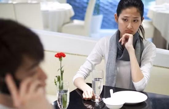 6. Đi chơi với những người không phù hợp. Phát ngôn viên và tác giả Jim Rohn đã nói: "Bạn là sự trung hòa của 5 người mà bạn dành nhiều thời gian nhất". Điều này đồng nghĩa là nếu bạn dành nhiều thời gian cho những người không phù hợp thì dù ít hay nhiều, bạn sẽ nhận về ảnh hưởng. Lời khuyên là hãy nhìn thật kỹ tới con số 5 và cải thiện mức độ của bản thân, hoặc thôi phàn nàn về những điều mà bạn gặp phải.