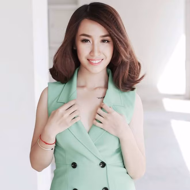 Hiện Quỳnh Trân còn tham gia đóng phim và góp mặt trong một vài MV của các ca sĩ nổi tiếng. Nhờ vậy, khả năng diễn xuất của 9X ngày càng được đánh giá cao.