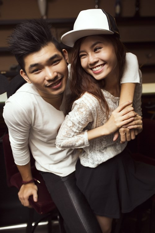 Cặp đôi cũng luôn tình tứ, thân thiết trong các bộ ảnh. Điều này khiến tin đồn tình ái của Hà Hiền - Lan Ngọc "lan truyền". Dẫu vậy, chuyện tình này "sớm nở, tối tàn" khi cả hai hiếm khi nhắc tới nhau trên mặt báo sau dự án "Xui mà hên". Nhiều khán giả cho rằng, đây chỉ là một chiêu PR cho phim hài của cặp đôi khi đó. Ảnh: Jes.