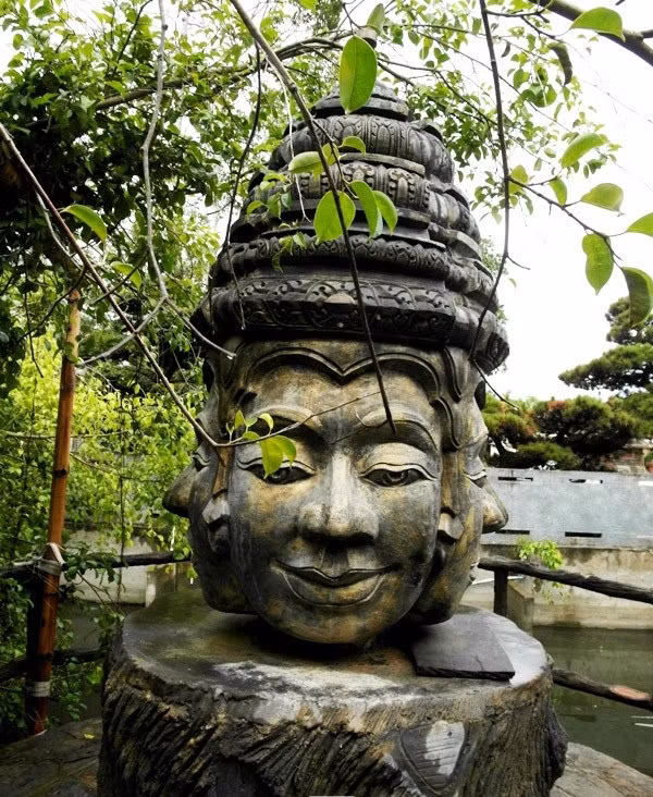 Sau nhiều năm gắn bó với ngành kinh doanh gỗ, vị này bắt tay vào đầu tư ngành địa ốc bằng việc góp 13% vốn vào công ty cổ phần đầu tư Xây dựng Bình Chánh (BCCI), với chức vụ thành viên HĐQT (1999). Hình ảnh tượng nữ thần 4 mặt trong nhà đại gia Trầm Bê.