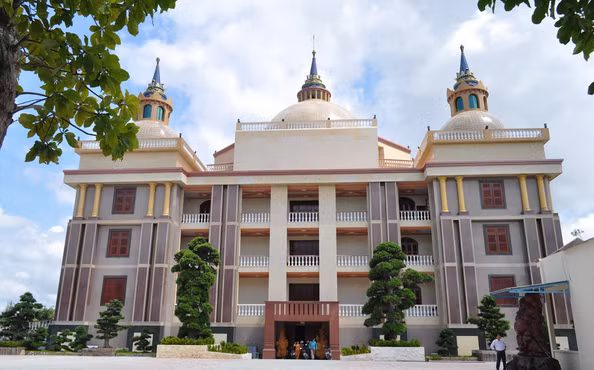 Đồ đạc trong tòa lâu đài của ông Trầm Bê đều rất sang trọng, và có xuất xứ ở khắp thế giới. Chiếc đèn chùm trị giá nhiều tỷ đồng có đường kính rộng gần 10m được làm từ châu Âu, các thanh giằng dát vàng được đặt tại gian chính của tòa nhà.