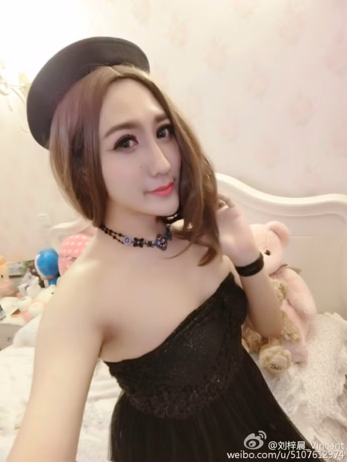 Ngày 20/8, Lưu Tử Thần lại một lần nữa khiến cộng đồng mạng một phen hết hồn khi đăng loạt ảnh giả gái của mình và tự nhận mình giống với Phạm Băng Băng.