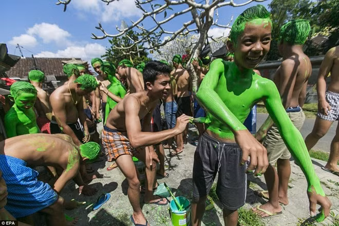 Theo người dân địa phương, màu sắc trên cơ thể và các nghi lễ thiêng liêng sẽ ngăn 288 linh hồn quỷ dữ ở các con sông quanh làng xâm nhập cơ thể họ. Đây là một phần trong tín ngưỡng vùng sông nước trên đảo Bali. Ảnh: EPA