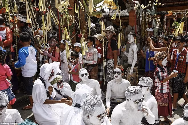 Những người sơn trắng tụ tập tại đền Duur Bingin linh thiêng của làng. Ảnh: Getty