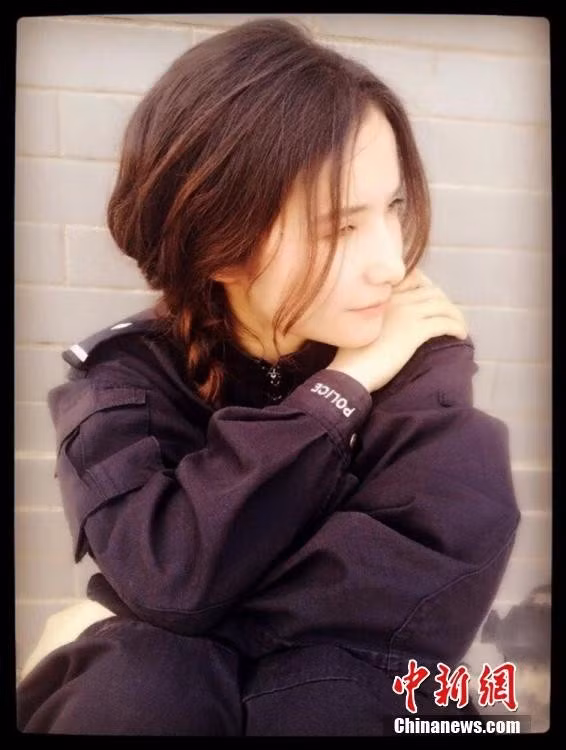 Chính vì vậy, mấy ngày qua, cư dân mạng đang sục sôi truy tìm về thân thế của nữ cảnh sát này.