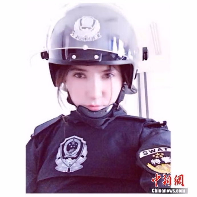 Nhiều cư dân mạng yêu mến và dành cho cô những lời lẽ có cánh miêu tả sắc đẹp của cô. Tuy nhiên những thông tin về cô vẫn chưa được tiết lộ. Cư dân mạng chỉ biết được cô hiện đang là cảnh sát ở đồn cảnh sát Tumxuk trực thuộc khu tự trị Tân Cương, Trung Quốc. Nhưng tên tuổi thực sự của cô thì vẫn chưa ai hay biết.