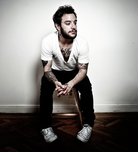 10. Katastrophe : Rocco Kayiatos hay còn được gọi với cái tên Katastrophe, một rapper hip-hop và nhà sản xuất người Mỹ. Kayiatos được biết là một ca sĩ chuyển giới đầu tiên trong làng nhạc hip-hop dám công khai thân phận thật của mình.