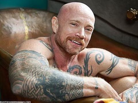 2. Buck Angel: Nhà sản xuất phim “Người lớn" từng chuyển giới từ một phụ nữ thành đàn ông và trở thành thần tượng trong lòng nhiều người thuộc giới tính thứ 3. Buck Angel cho biết, năm 16 tuổi, ông đã phát hiện mình chỉ thích làm đàn ông vì thế ông đã quyết định phẫu thuật thẩm mỹ để có một cuộc sống là người đàn ông thực sự. Năm 2007, Buck đã giành được giải thưởng danh giá Adult Video News Award. Ông hiện đang làm việc với vai trò một nhà giáo dục, giảng viên và nhà văn cùng công việc điều hành công ty sản xuất của riêng mình.