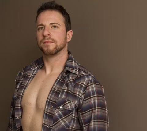 8. Ryan Sallans: Sinh ra là một cô gái người Mỹ với cái tên Kimberly Ann Sallans nhưng mãi đến năm 2005, Sallans mới chính thức chuyển đổi giới tính và đổi tên thành Ryan Sallans. Hiện, anh là một diễn giả chuyên giáo dục công dân về các vấn đề chuyển đổi giới tính và những thay đổi trong hệ thống chăm sóc sức khỏe. Sallans thường xuất hiện trên "Larry King Live!" , kênh LOGO, cũng như vô số các tạp chí và các ấn phẩm khác.