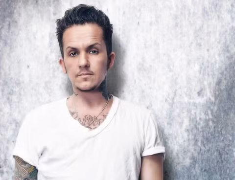 7. Lucas Silveira: Sinh năm 1979 tại Canada, Lucas là người đầu tiên công khai chuyển giới để trở thành một rocker và tự làm nên tên tuổi sau khi được một hãng thu âm lớn ký hợp đồng. Lucas chơi trong ban nhạc The Cliks với vai trò ca sĩ, tay guitar và nhạc sĩ. Lucas cũng đã phát hành một album solo mới của mình.