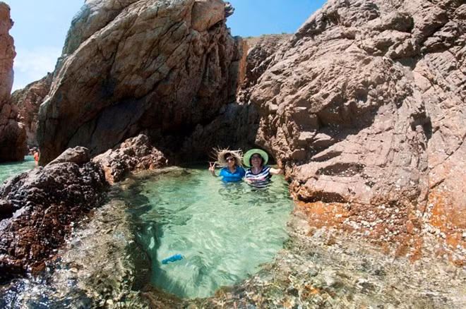 Một hồ nước tự nhiên được tạo thành bởi những vách đá và sóng biển. Ảnh: Nhi Nguyễn.