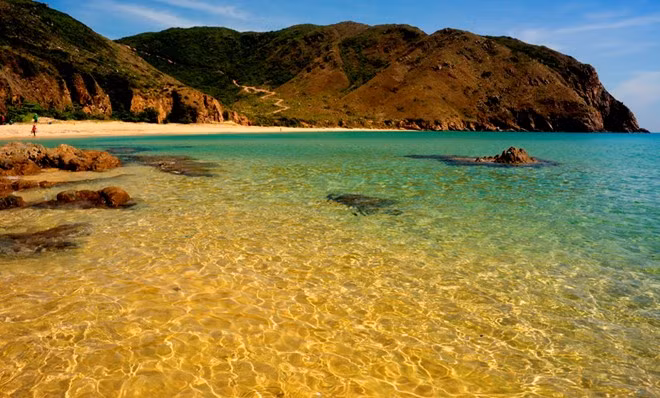 Màu nước, màu cát, màu trời giúp Bãi Kỳ Co đẹp như bức tranh thiên nhiên đầy màu sắc. Đây là một trong những bãi biển đẹp nhất CLB Nhiếp ảnh &amp; Du lịch từng đặt chân đến. Ảnh: Nhi Nguyễn.