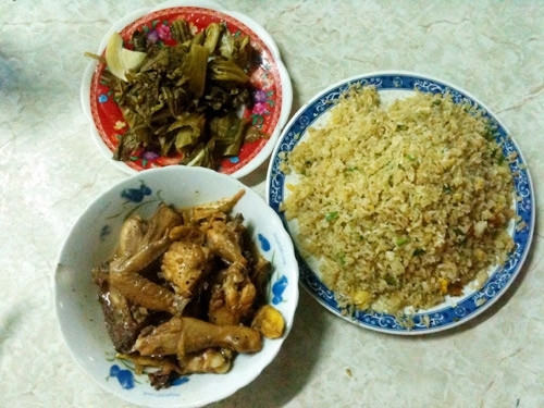 Cơm đảo gà rang Tống Duy Tân: Nghe tên món ăn đã thấy phảng phất hương vị truyền thống trong đó. Đây vốn là một trong những quán cơm ngon nổi tiếng có lịch sử khá lâu dài với gà rang nóng hổi thơm lừng, nước thịt sanh sánh, béo ngậy xối trên đĩa cơm rang vàng rụm lớm chớm màu xanh của hành.