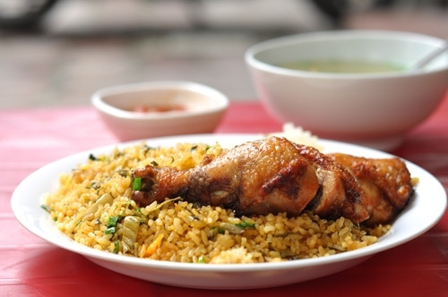 Cơm rang gà Bà Triệu: Là một quán ăn quen thuộc của người dân hai khu phố Lý Thường Kiệt và Bà Triệu.