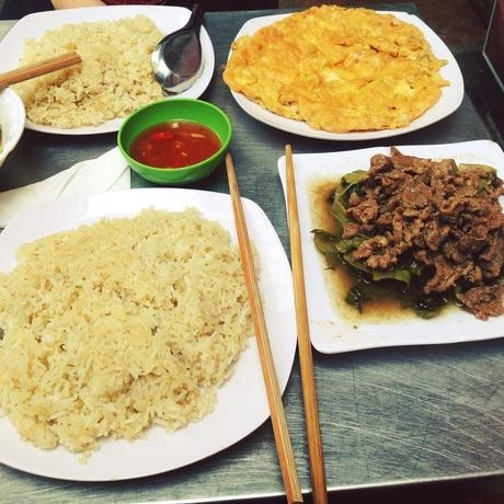 Cơm rang dưa bò Mã Mây: Cơm rang ở phố này có màu trắng bởi trứng và cơm được chế biến riêng biệt, thịt bò và dưa cũng được nấu riêng lẻ khiến cho bàn ăn của bạn cũng trở nên “thịnh soạn”.