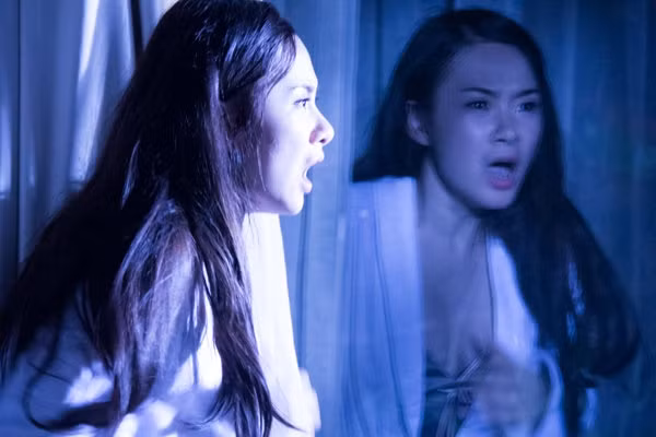 Bên cạnh đó, nhiều người tin rằng, đêm khuya cần tránh đứng trước gương, trang điểm, huýt sáo, chơi trốn tìm... vì sẽ bị ma quỷ quấy nhiễu. Tuy nhiên, đó chỉ là quan niệm dân gian mê tín, không có nghiên cứu khoa học nào chứng minh. Bạn chỉ cần kiêng những thứ gây hại sức khỏe là đủ.