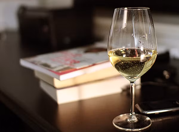 Nhiều người có thói quen uống rượu trước khi ngủ. Tuy nhiên, theo nhận định của các chuyên gia về sức khỏe, điều này là hoàn toàn phản tác dụng, nó không những không giúp ngủ ngon mà còn dẫn đến cảm giác mệt mỏi, nhất là lúc tỉnh dậy vào sáng hôm sau.