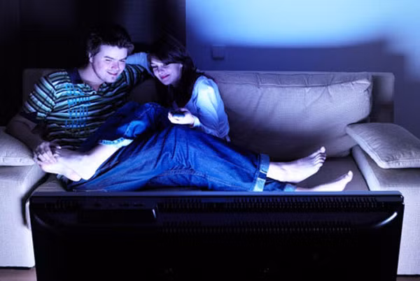 2. Chơi đến nửa đêm. Nhiều người trẻ thường có thói quen thức đến nửa đêm để học bài, lên mạng hoặc xem phim. Tuy nhiên, các hoạt động về đêm không chỉ khiến chúng ta dễ bị lão hóa, mà còn gây ảnh hưởng xấu đến sức khỏe và tinh thần.