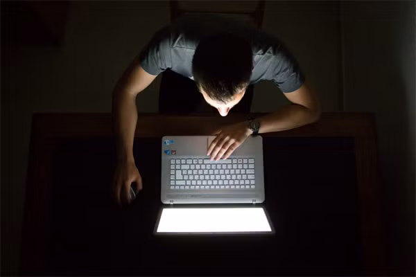 Các hoạt động ban đêm mặc dù cho bạn nhiều niềm vui khi còn trẻ nhưng nó chính là tác nhân gây ra lão hóa, ảnh hưởng xấu đến sức khỏe của bạn. Buổi sáng bạn có xu hướng thức dậy mệt mỏi, nhức đầu và cả các vấn đề tiêu hóa nếu ban đêm bạn không ngủ.