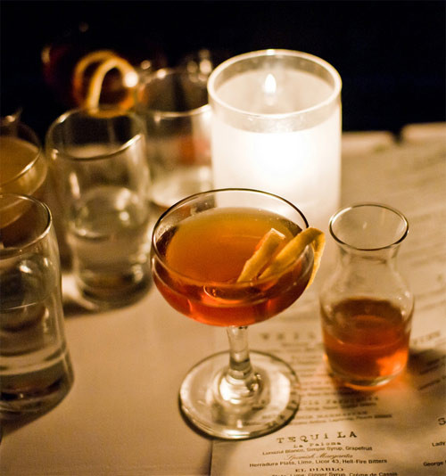 4. Uống rượu bia, cà phê. Theo nghiên cứu của các nhà khoa học Mexico, nếu quá lạm dụng rượu, bia hay các chất kích thích như cà phê vào buổi tối không chỉ làm chúng ta cảm thấy đau đầu, mệt mỏi mà còn là nguyên nhân khiến cho chất lượng giấc ngủ đi xuống.