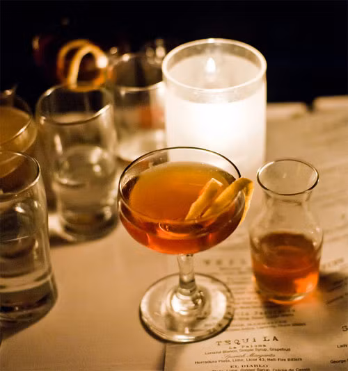 4. Uống rượu bia, cà phê. Theo nghiên cứu của các nhà khoa học Mexico, nếu quá lạm dụng rượu, bia hay các chất kích thích như cà phê vào buổi tối không chỉ làm chúng ta cảm thấy đau đầu, mệt mỏi mà còn là nguyên nhân khiến cho chất lượng giấc ngủ đi xuống.