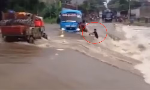 Suyt chet vi xe khach chet may giua dong lu Lao Cai