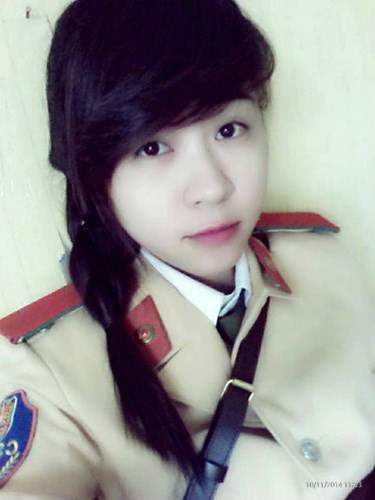 Với chuyên ngành đang theo học, sau này Hằng có thể trở thành một cán bộ thực hiện các thủ tục hành chính giúp người dân như: làm hộ chiếu, cấp đổi chứng minh thư nhân dân… “Mình vẫn đang rèn luyện để phục vụ nhân dân tốt nhất. Mình nghĩ tạo được niềm tin ở nhân dân không hề khó nếu người chiến sĩ công an không thoái thác trách nhiệm của mình. Bên cạnh đó, người chiến sĩ công an cũng phải thường xuyên xuống địa bàn mình phụ trách, hỏi han, trò chuyện với người dân. Người dân gặp việc gì khó mình sẵn sàng cùng họ tìm cách tháo gỡ”. 