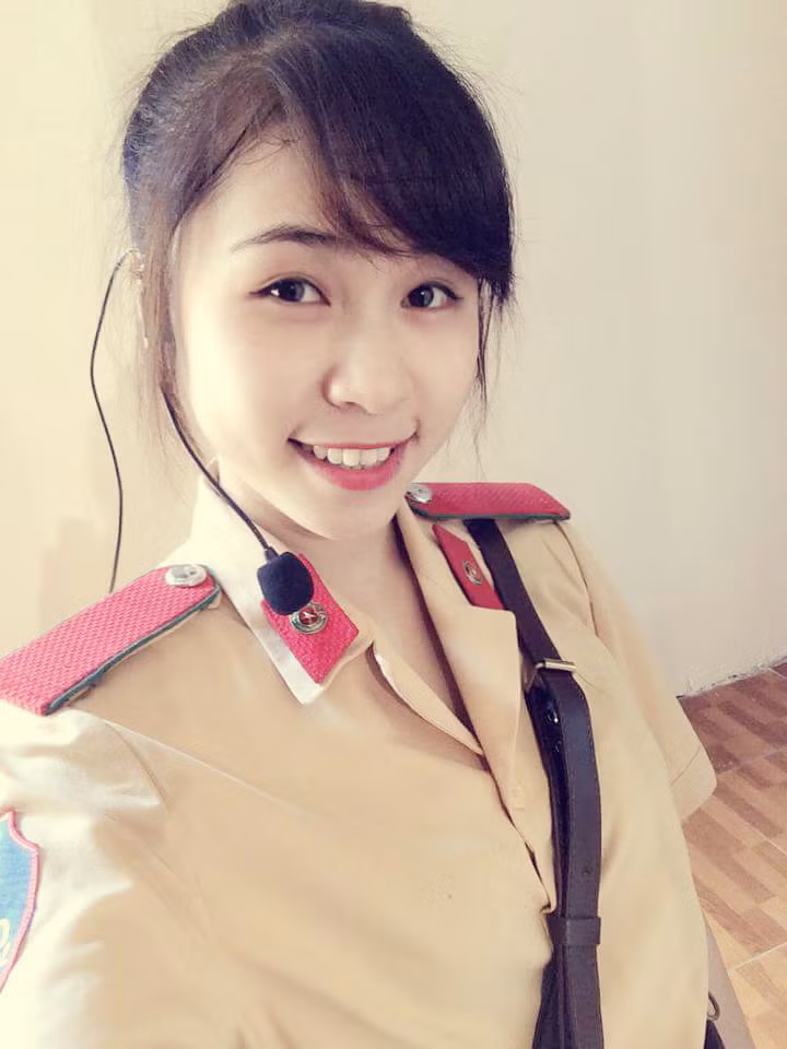 Tuy nhiên, chuyến đi Hằng nhớ nhất là lần được cùng thầy cô, bạn bè về diễn văn nghệ tại Làng Sen quê Bác đúng vào dịp sinh nhật của Người. “Mình đã được thăm nhà, nghe những câu chuyện về Bác từ khi Người con nhỏ. Mỗi câu chuyện về Bác đều là bài học lớn với mình về tác phong làm việc, cách đối nhân xử thế, cách gần gũi với nhân dân… Mình càng xúc động hơn khi được đến thăm, tặng quà các Mẹ Việt Nam anh hùng. Đi đến đâu người dân cũng cởi mở, yêu quý người chiến sĩ công an nhân dân”, Hằng cho biết.