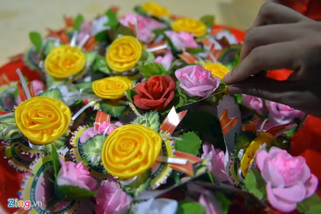 Nghi lễ "bông hồng cài áo" mùa Vu Lan vừa diễn ra tại chùa Kim Sơn Lạc Hồng, Hòa Bình, Việt Nam, ngày 22/8. Những người tham dự, ai còn cha, còn mẹ sẽ cài lên ngực áo một đoá hoa hồng đỏ thắm. Bông hồng trắng dành cho người mất cả hai đấng sinh thành. Ảnh: Lê Hiếu.