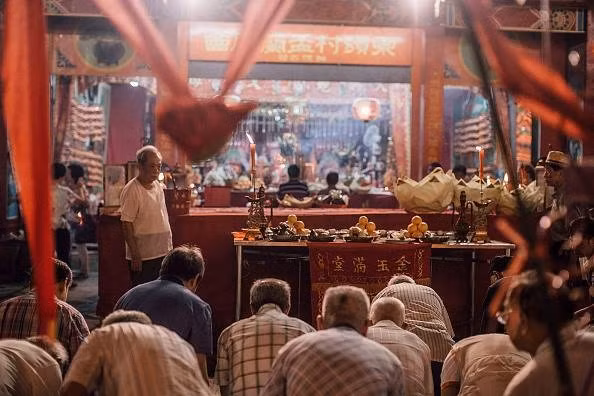 Bên trong một ngôi chùa ở Hong Kong dịp lễ báo hiếu. Ảnh: Getty.
