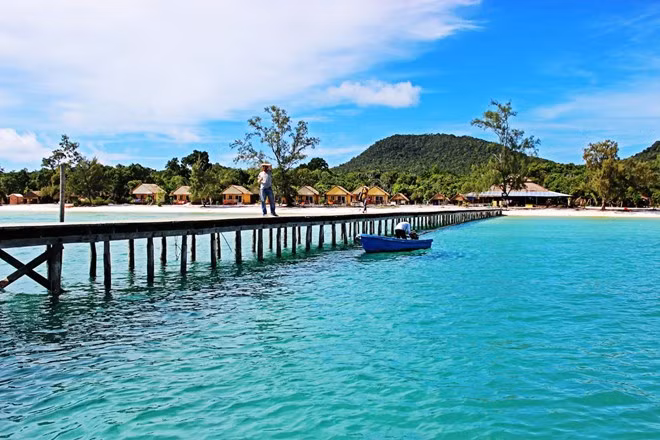 Koh Rong Samloem (đảo Khỉ) là hòn đảo đẹp nhất Sihanouk, cách đất liền khoảng 2 giờ đi tàu. Trên đảo có một làng chài, ba bãi biển chính và nhiều bãi biển phụ. Ảnh: Duengskok.
