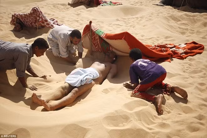 Mỗi người nằm trong cát khoảng 10-15 phút. Sau đó bệnh nhân đi tới khu vực lều để xông hơi. Trong trường hợp thân nhiệt chưa đủ lớn, họ uống thêm một cốc trà thảo dược nóng.