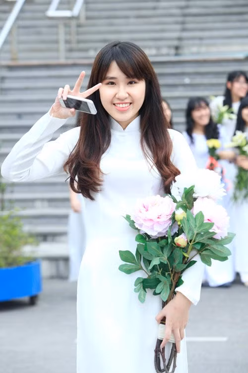 Ngọc từng giành giải Nhì môn tiếng Trung cấp thành phố năm lớp 12, giải ba môn tiếng Trung và Olympic tiếng Anh cấp thành phố năm lớp 11, là đại diện học sinh Việt Nam dự festival thanh niên Asean tại Bắc Kinh (Trung Quốc).