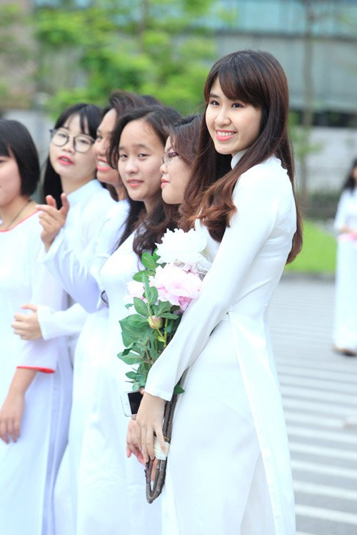 Bên cạnh đó, Ngọc còn rất năng nổ trong các hoạt động xã hội, là sáng lập viên và chủ tịch câu lạc bộ Ams MC của trường.