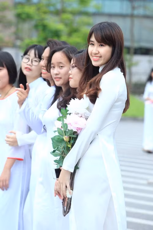 Bên cạnh đó, Ngọc còn rất năng nổ trong các hoạt động xã hội, là sáng lập viên và chủ tịch câu lạc bộ Ams MC của trường.