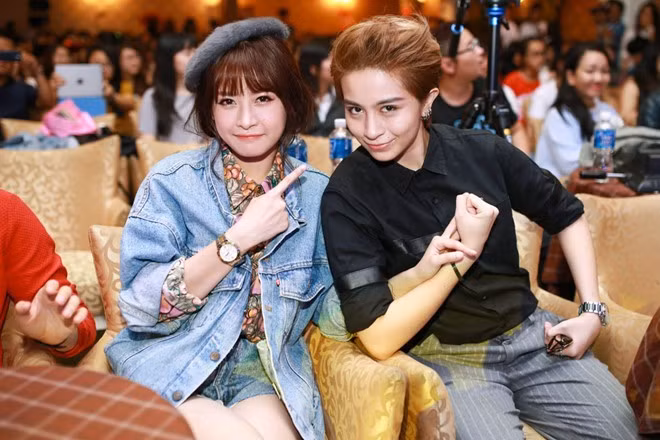 Quen nhau từ năm 2013 khi cùng tham gia đóng quảng cáo, Chi Pu - Gil Lê nhanh chóng trở nên thân thiết vì tính cách khá hợp. Hiện tại, họ là cặp đôi được đông đảo dân mạng ủng hộ, yêu mến. Vướng phải nghi án tình cảm nhưng Chi Pu - Gil Lê đều tỏ ra không quan tâm. Ngược lại, họ luôn "dính như sam" trong các sự kiện lớn nhỏ. Ảnh: Tùy Phong.