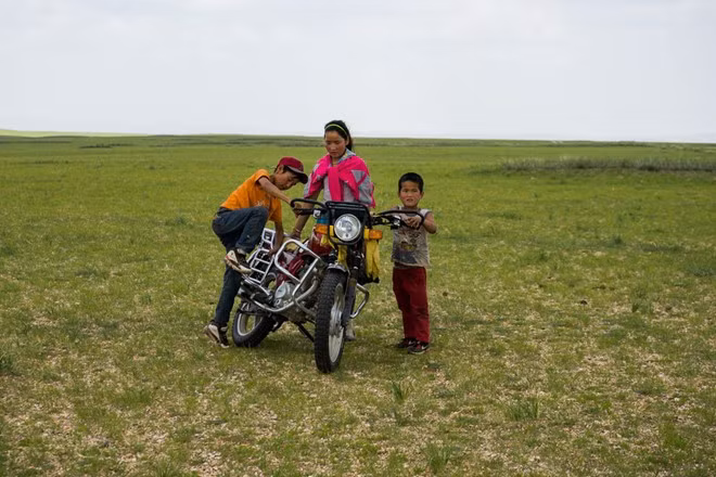 Đâu đó, du khách sẽ bắt gặp một nét hiện đại trong cuộc sống của người dân, như chiếc xe máy này.