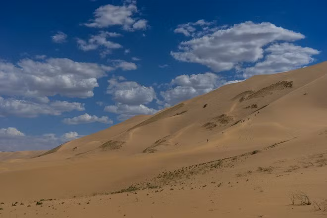 Một phần của Mông Cổ gồm có sa mạc Gobi, với những cồn cát thoai thoải dưới bầu trời xanh.