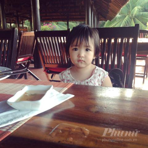 Hôn nhân tan vỡ khi còn khá trẻ, sau khi ly hôn, Nhi và con sống cùng bố mẹ đẻ, cô cho rằng quyết định làm mẹ đơn thân là quyết định tốt nhất cho cả cô và cô con gái bé bỏng.