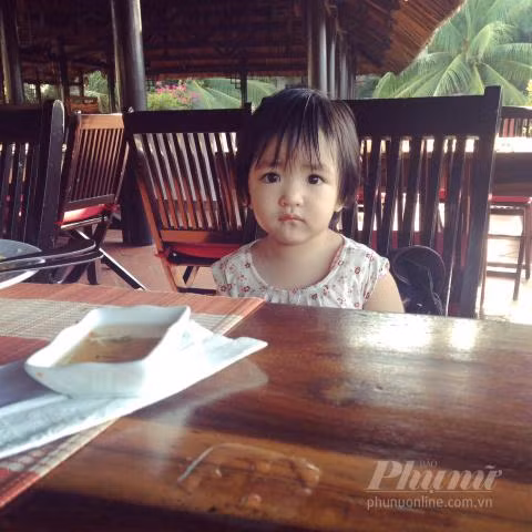 Hôn nhân tan vỡ khi còn khá trẻ, sau khi ly hôn, Nhi và con sống cùng bố mẹ đẻ, cô cho rằng quyết định làm mẹ đơn thân là quyết định tốt nhất cho cả cô và cô con gái bé bỏng.