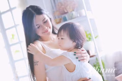 Nhi quan niệm: "Vì quá khứ không bao giờ trở lại. Nhưng đôi khi tương lai có thể cho lại những thứ đã mất" nên chưa bao giờ, cô cảm thấy hối hận vì quyết định làm mẹ đơn thân của mình.