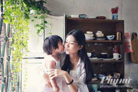 Xuất phát từ ý tưởng muốn lưu giữ lại kỉ niệm ngọt ngào của hai mẹ con, và để bé Sóc lớn lên sẽ nhìn lại được chính mình, Ý Nhi đã cùng con gái ghi lại những khoảnh khắc rất giản dị và ngập tràn hạnh phúc bên cô công chúa nhỏ.