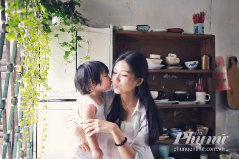 Xuất phát từ ý tưởng muốn lưu giữ lại kỉ niệm ngọt ngào của hai mẹ con, và để bé Sóc lớn lên sẽ nhìn lại được chính mình, Ý Nhi đã cùng con gái ghi lại những khoảnh khắc rất giản dị và ngập tràn hạnh phúc bên cô công chúa nhỏ.