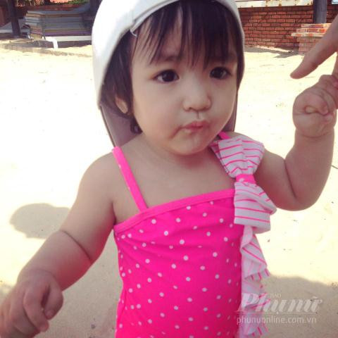 Nhờ sự giúp đỡ của bố mẹ mà cuộc sống của hai mẹ con đỡ vất vả hơn rất nhiều. Không chỉ vậy, Nhi còn được cả gia đình yêu thương, bao bọc, được nhìn thấy cô con gái bé nhỏ đang lớn lên từng ngày. Ấy chính là những động lực lớn lao giúp người mẹ trẻ này vượt qua quãng thời gian khó khăn nhất.