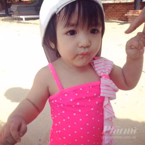 Nhờ sự giúp đỡ của bố mẹ mà cuộc sống của hai mẹ con đỡ vất vả hơn rất nhiều. Không chỉ vậy, Nhi còn được cả gia đình yêu thương, bao bọc, được nhìn thấy cô con gái bé nhỏ đang lớn lên từng ngày. Ấy chính là những động lực lớn lao giúp người mẹ trẻ này vượt qua quãng thời gian khó khăn nhất.