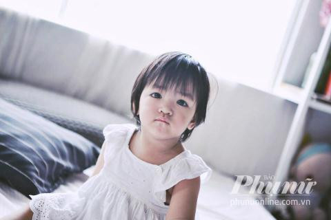 Chia sẻ về cuộc sống hiện tại, người mẹ đơn thân sinh năm 1994 trẻ trung, xinh đẹp cho biết: “Hiện tại, em đang định đi học và bắt đầu lại mọi thứ. Với em bây giờ, mọi ưu phiền đều gạt lại phía sau để tập trung cho cô con gái bé bỏng”.