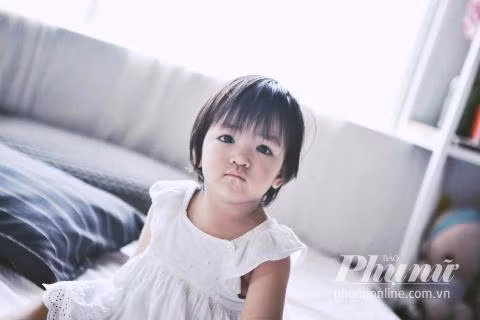 Chia sẻ về cuộc sống hiện tại, người mẹ đơn thân sinh năm 1994 trẻ trung, xinh đẹp cho biết: “Hiện tại, em đang định đi học và bắt đầu lại mọi thứ. Với em bây giờ, mọi ưu phiền đều gạt lại phía sau để tập trung cho cô con gái bé bỏng”.